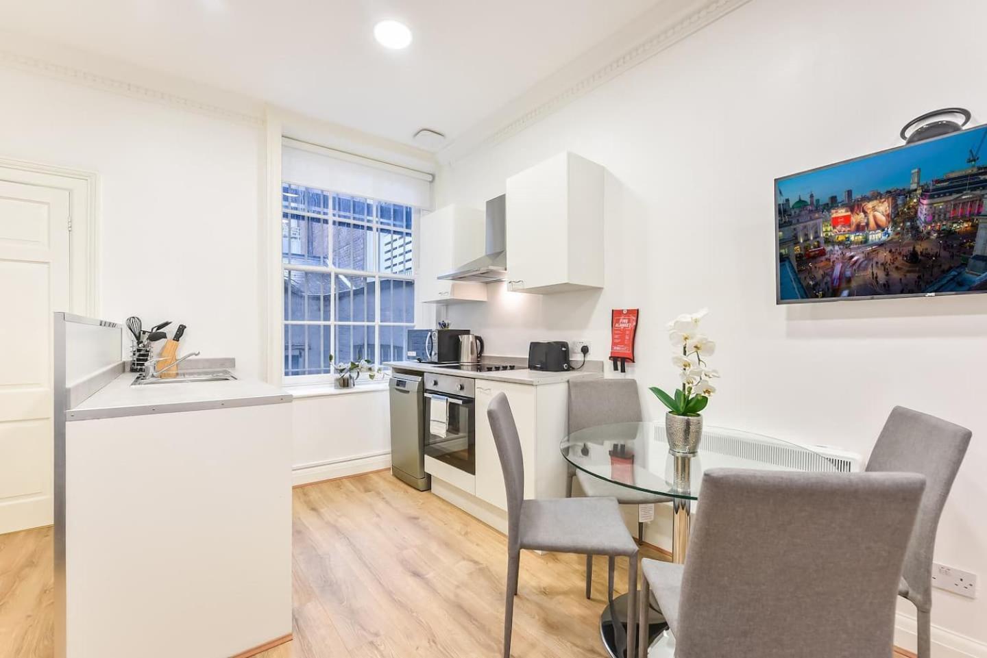 2 Bed Piccadilly Apartment 2 London Bagian luar foto